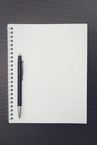 Cuaderno en blanco y pluma negra sobre la mesa —  Fotos de Stock