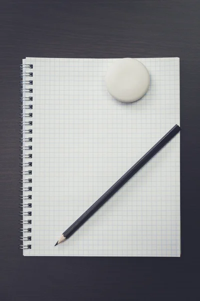 Caderno e caneta em branco na mesa — Fotografia de Stock