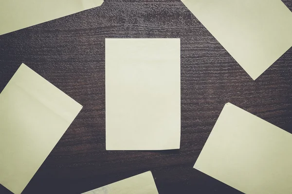 Adesivos em branco na mesa de madeira marrom — Fotografia de Stock