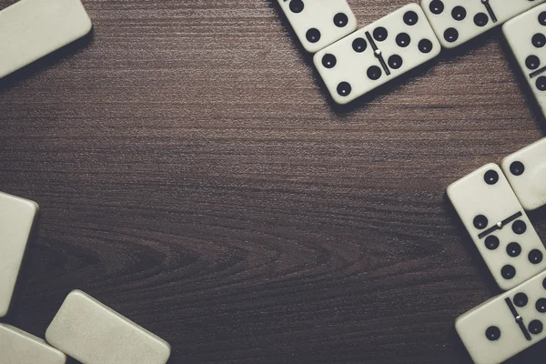 Domino stukken over houten tafel achtergrond — Stockfoto