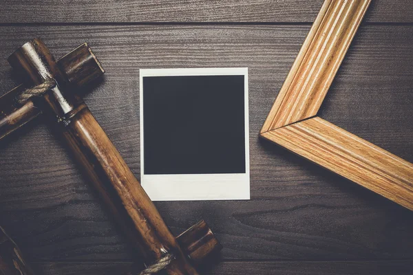 Empty frames and old photo on wooden table — Stock Photo, Image