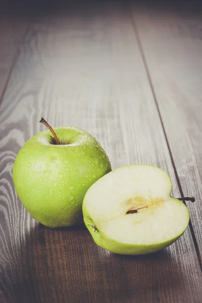 Manzanas verdes frescas en la mesa — Foto de Stock