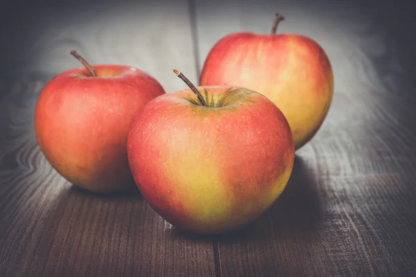 Manzanas rojas frescas en la mesa — Foto de Stock