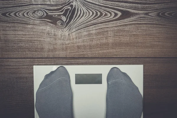 Elektronische weegschalen op de houten vloer — Stockfoto