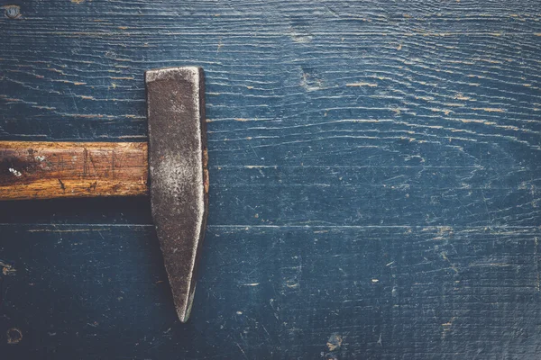 Vieux marteau sur table bleue — Photo