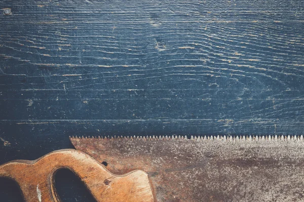 Vieja sierra oxidada sobre mesa azul —  Fotos de Stock