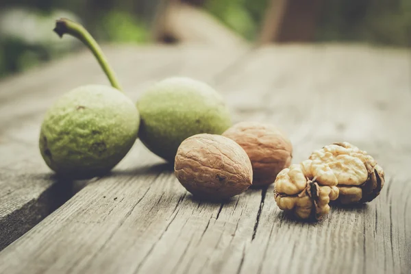 Verse walnoten op houten tafel — Stockfoto