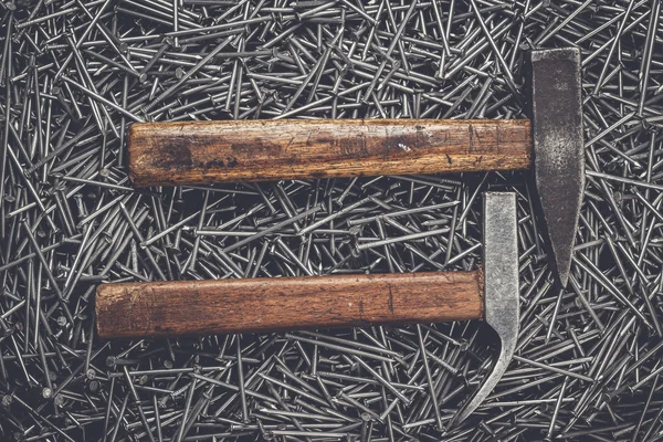 Oude hamers en spijkers op tafel — Stockfoto