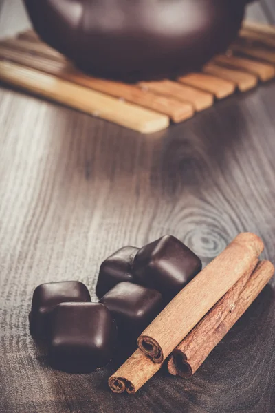 Tetera con té caliente y palitos de canela — Foto de Stock