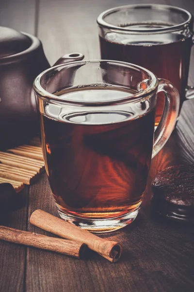 Tasse Tee mit Zimtstangen — Stockfoto