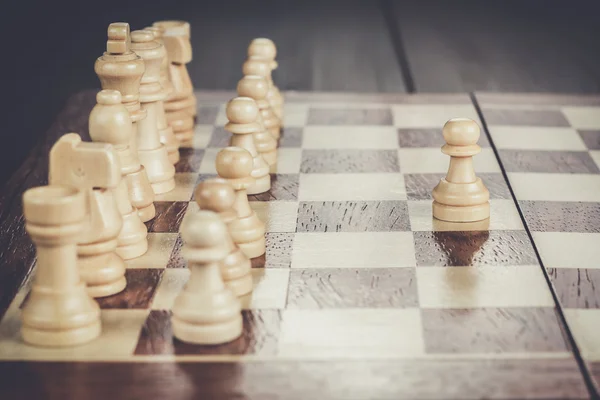 Conceito de liderança de xadrez no tabuleiro de xadrez — Fotografia de Stock