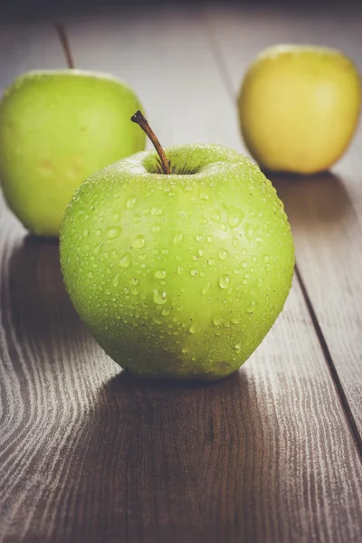 Čerstvá zelená jablka na stole — Stock fotografie