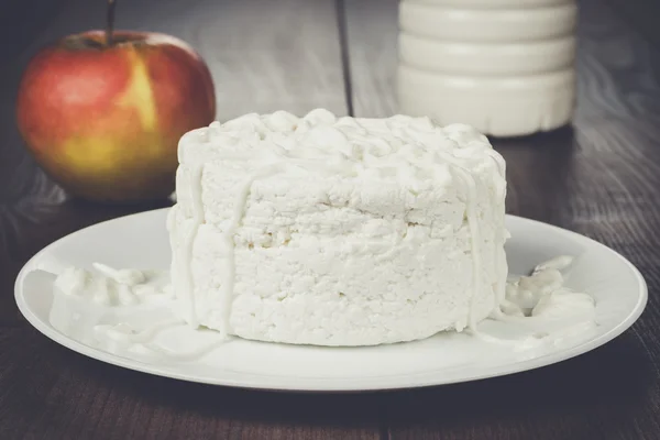 Hüttenkäse auf Holztisch — Stockfoto