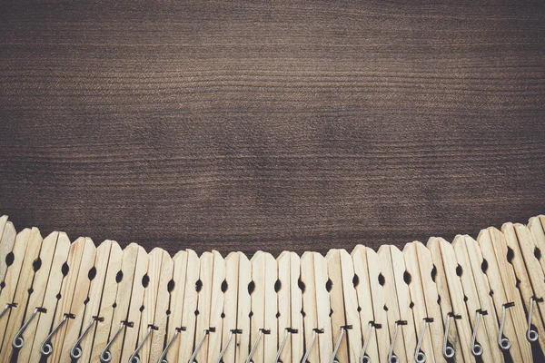 Roupas de madeira estacas na mesa — Fotografia de Stock