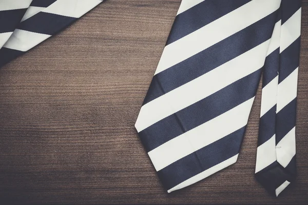 Fekete-fehér csíkos nyakkendő a fából készült asztal — Stock Fotó