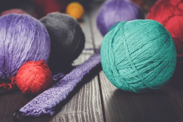 Aiguilles à tricoter et boules de fils — Photo