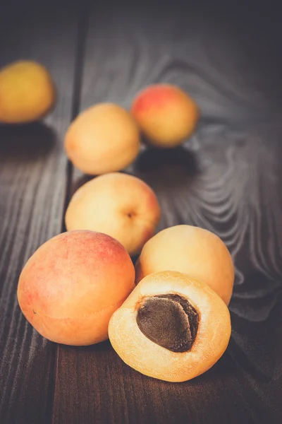 Alcune albicocche fresche su sfondo di legno — Foto Stock