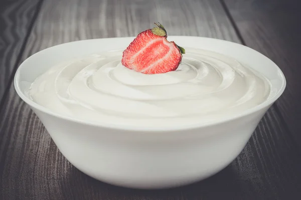 Białe miski pełne z kwaśną śmietaną z truskawkami — Zdjęcie stockowe