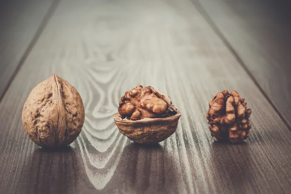 Nueces en la mesa de madera marrón —  Fotos de Stock