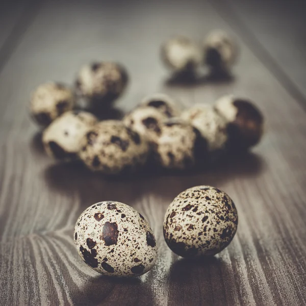 Ovos de codorna na mesa de madeira marrom — Fotografia de Stock