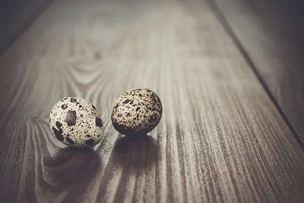 Ovos de codorna na mesa de madeira marrom — Fotografia de Stock