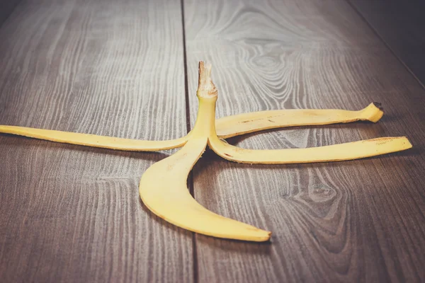 Cáscara de plátano en la mesa de madera —  Fotos de Stock