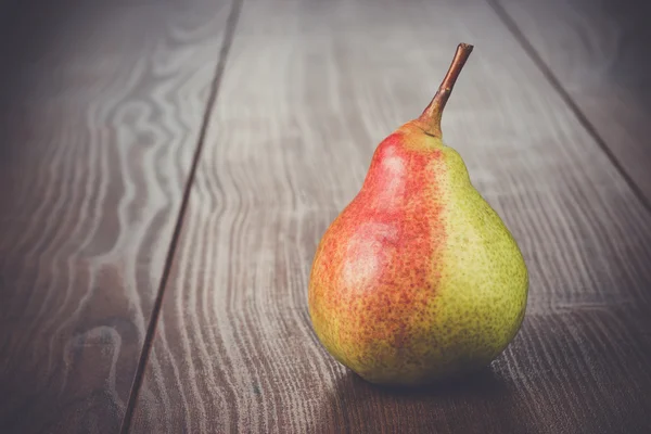 Verse peer op de houten tafel — Stockfoto