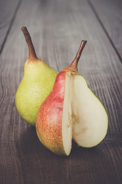 Färska päron på träbord — Stockfoto