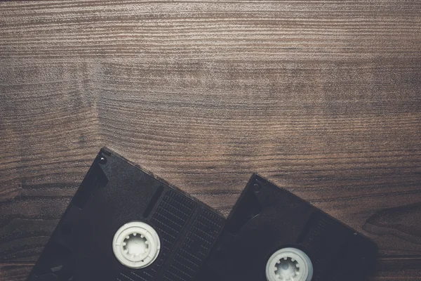 Vieja cinta de vídeo retro sobre fondo de madera — Foto de Stock