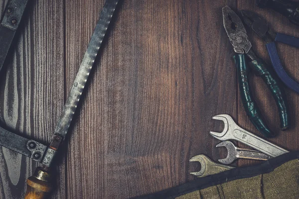 Instrumentos de construção enferrujados no fundo de madeira — Fotografia de Stock