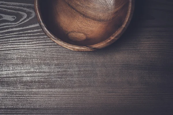 Saladeira no fundo da mesa de madeira marrom — Fotografia de Stock