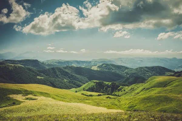 Verano montañas hierba verde y cielo azul paisaje —  Fotos de Stock