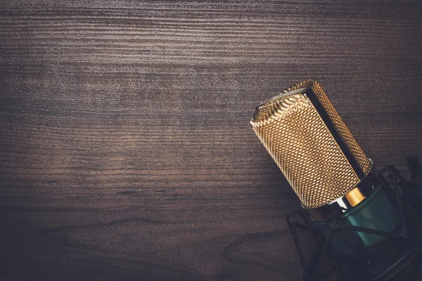 Vintage microfono a condensazione sullo sfondo di legno — Foto Stock