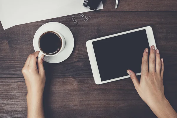 Mulheres mãos com computador tablet e café na mesa — Fotografia de Stock