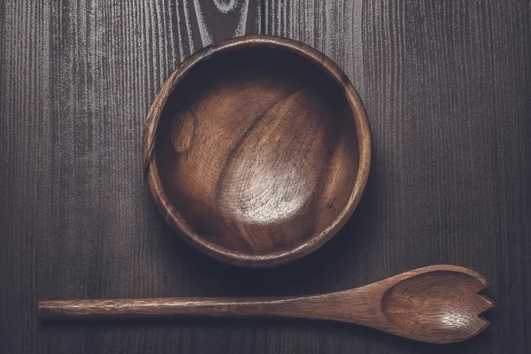 Ensaladera de madera y cuchara sobre mesa marrón —  Fotos de Stock