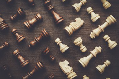 kahverengi ahşap masa arka plan üzerinde satranç figürleri