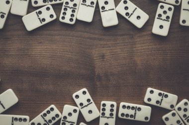 ahşap masa arka domino taşları