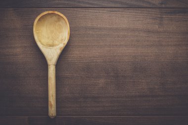 Mavi masa üstünde tahta kaşık