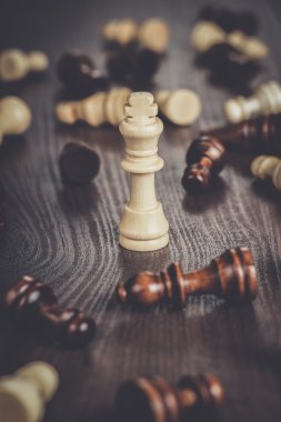 Satranç kavramı üzerinde ahşap arka plan kazanmak.