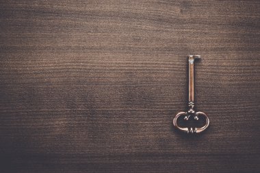 ahşap masa üzerinde eski pirinç anahtarı