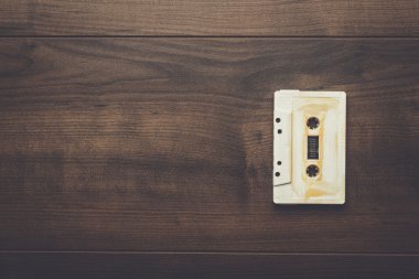 ahşap arka plan üzerinde Retro ses kaseti