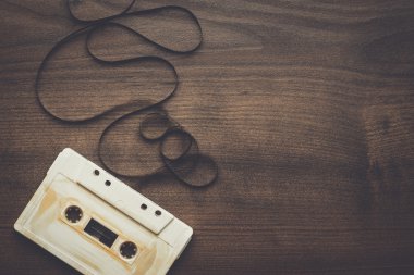 ahşap arka plan üzerinde Retro ses kaseti