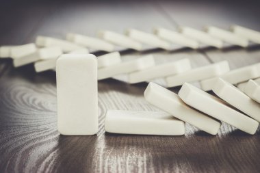 Domino parça ayakta hala kavramı
