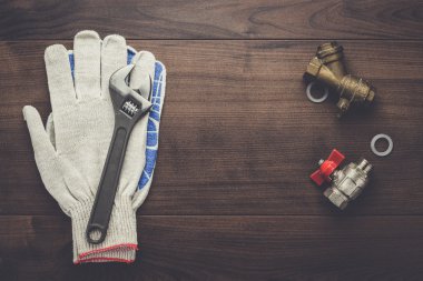 ayarlanabilir anahtarı eldiven ve borular