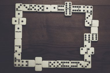 ahşap masa artalanını domino taşları