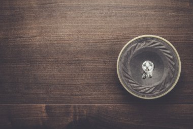 Masanın üzerinde eski hoparlör