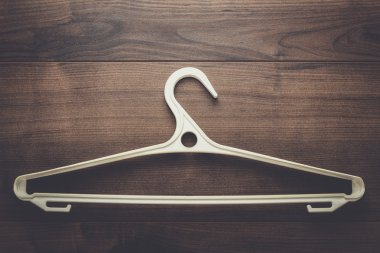 Elbise askısı kahverengi masada.