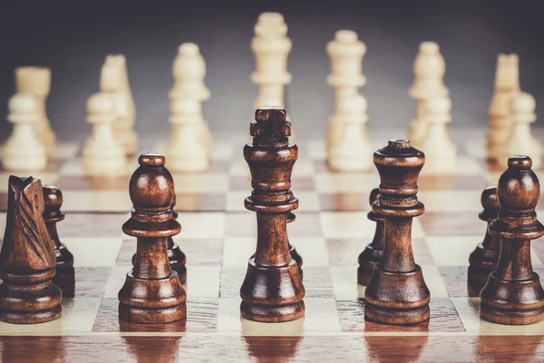 Placa de xadrez com figuras na mesa de madeira — Fotografia de Stock
