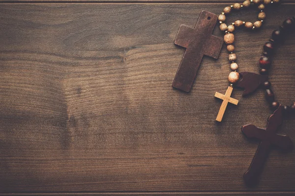 Cruces sobre fondo de madera marrón — Foto de Stock