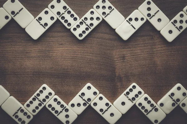 Pièces Domino sur le fond de la table en bois — Photo